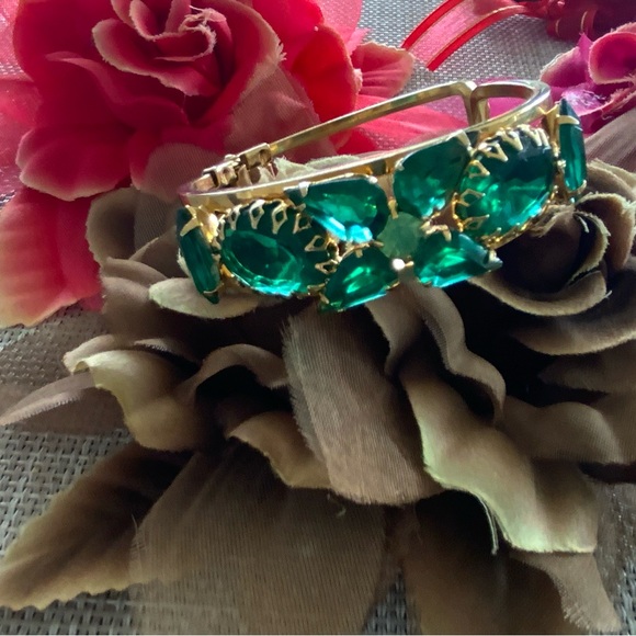 D&E Juliana Jewelry - Vintage D&E Juliana green crystal bracelet, clamper/cuff. Free shipping.